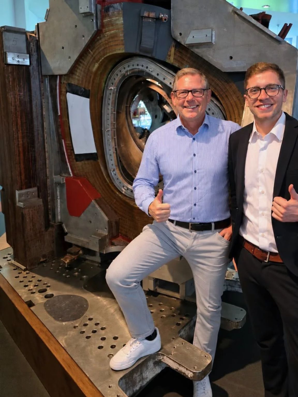 Hans-Christoph Kaiser und Jonas Wolpert vor einem Modell aus der Fusionsforschung beim Jahrestreffen der Thüga Innovationsplattform